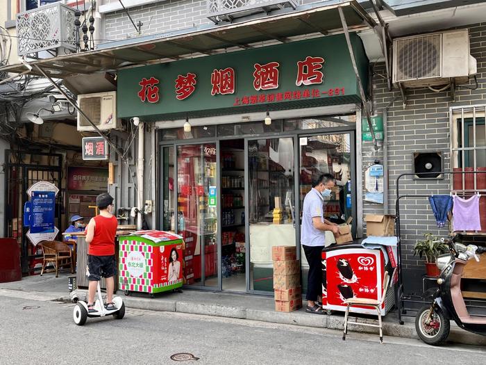 盛夏的告别｜经营烟酒店的老沪漂说，梦花街的故事值得珍藏