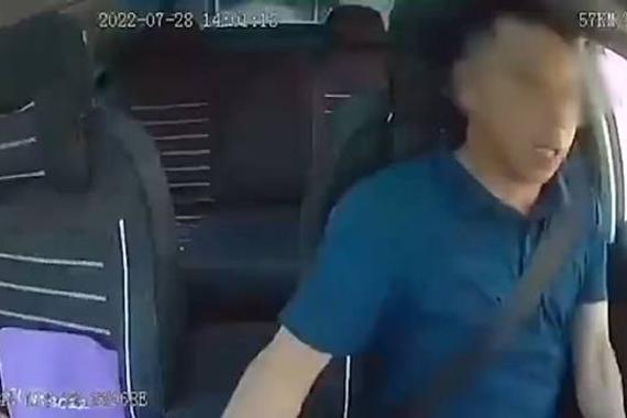 荣威i6电动车起步失控飞进玉米地：手刹脚刹全部失灵