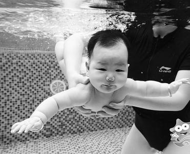 首届“海星杯”婴幼儿游泳大赛开赛