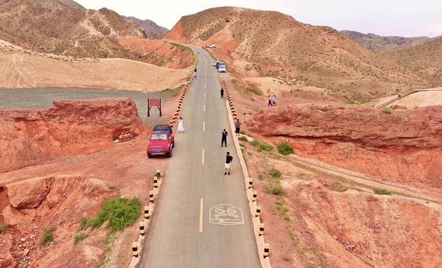 探访宁夏中卫戈壁滩中的66号公路 独特风景吸引全国各地游客打卡