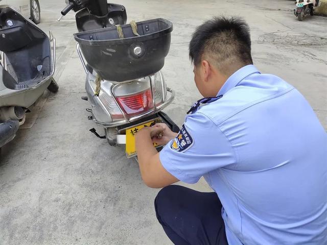 不戴头盔被拦停！逃走路上撞倒摩托头都不回，驾驶人竟是……