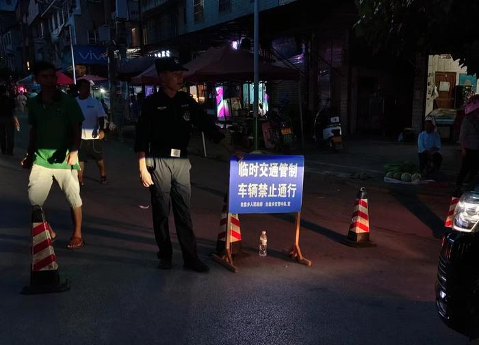 交警摆出指示牌。 澎湃新闻记者 胡杰 图
