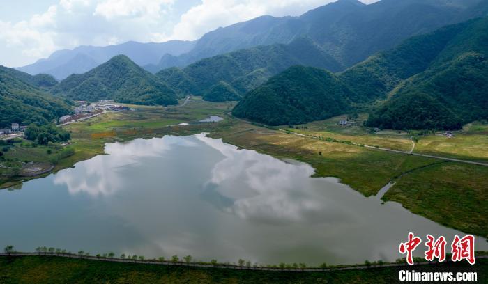 航拍神农架大九湖高山湿地风光