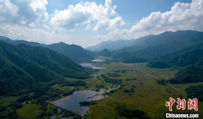 航拍神农架大九湖高山湿地风光