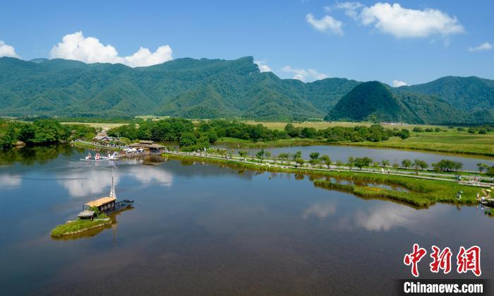 航拍神农架大九湖高山湿地风光