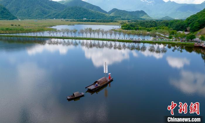 航拍神农架大九湖高山湿地风光