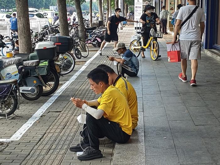 调查 | “桑拿天”里奔跑，快递外卖小哥都有高温补贴吗？