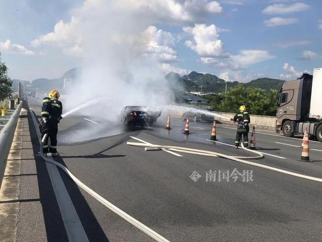 烈焰冲天！柳州这座大桥上，小车行驶中突然起火