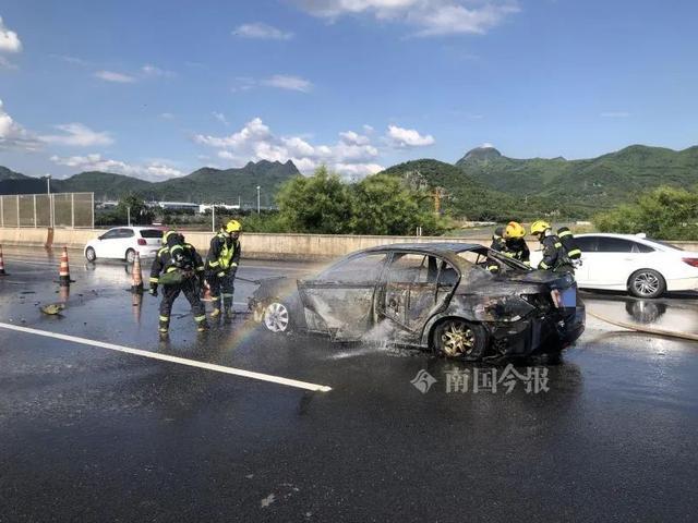 烈焰冲天！柳州这座大桥上，小车行驶中突然起火