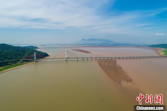 水位跌破11米 航拍鄱阳湖湖口水域滩涂大面积裸露