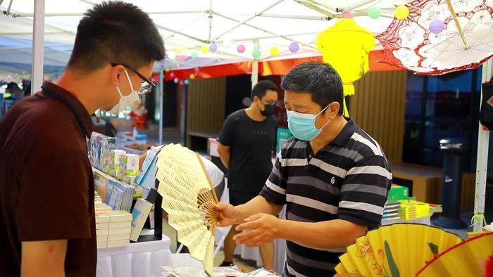 点亮“夜经济”！海淀四环边的“文化市集”从白天开到晚上