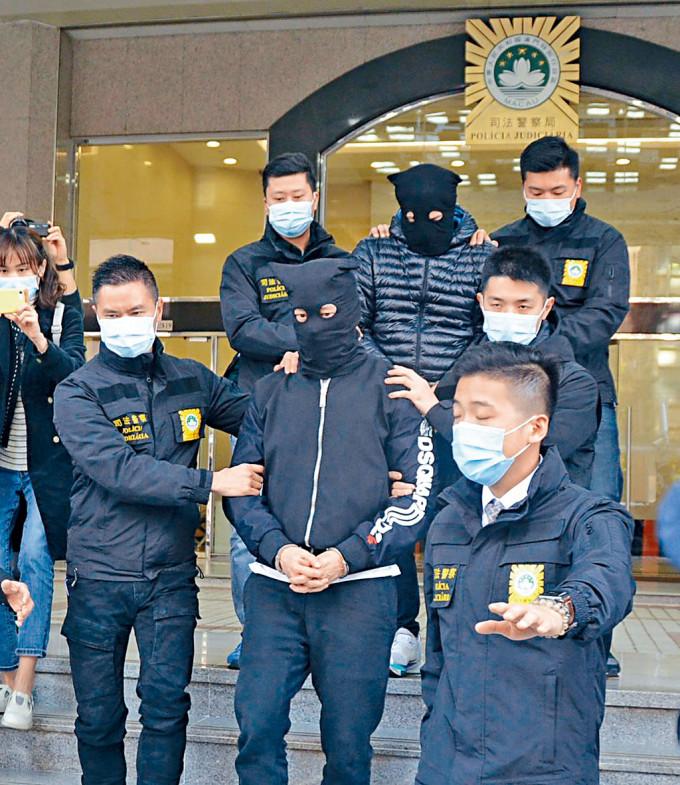 澳门德晋集团前主席陈荣炼(前)与助手被抓。