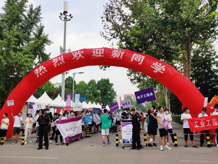 8月17日,清华本科新生报到现场。本文图片均为澎湃新闻记者程婷 摄