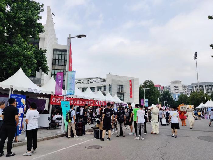 8月17日,清华本科新生报到现场。