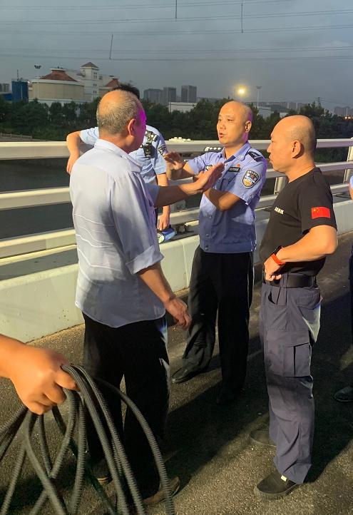 小伙凌晨到胶州湾大桥跳海轻生，朋友从成都打来电话报警……