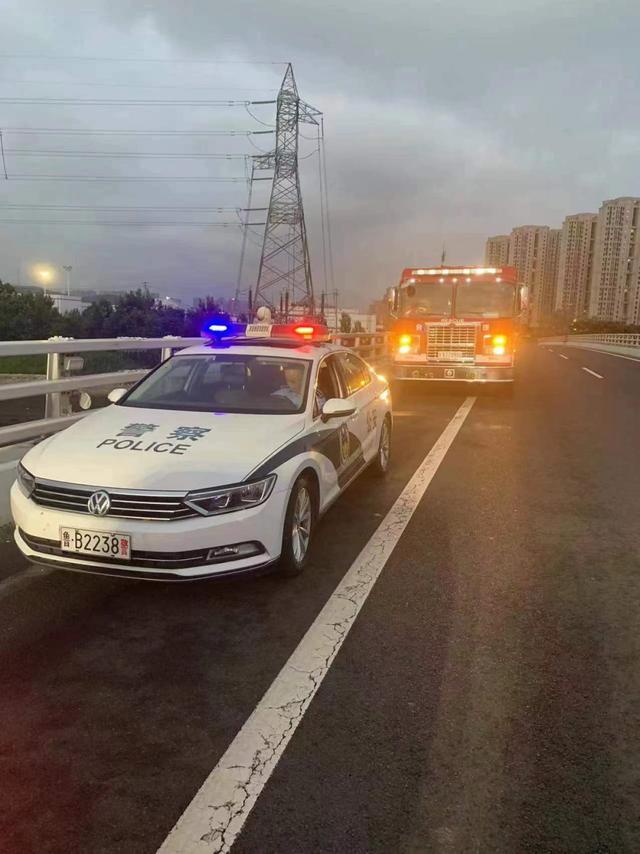 小伙凌晨到胶州湾大桥跳海轻生，朋友从成都打来电话报警……