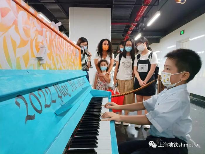 【探索】彩色钢琴现身这个地铁站，人人都可以弹奏，你有留意到吗？