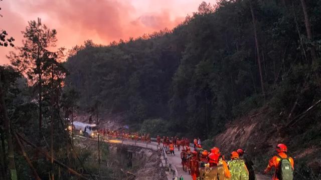 云南省森林消防总队增援重庆森林火灾第二梯队已到达指定地域并展开扑救行动