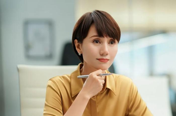 耳环:DE BEERS
