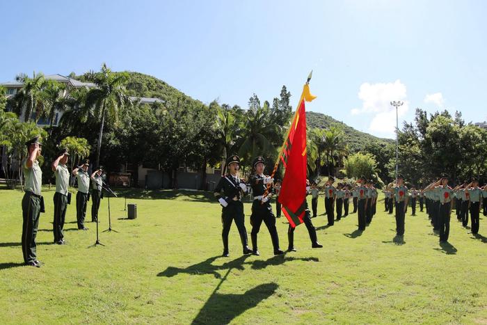 海南三亚：武警官兵含泪卸警衔