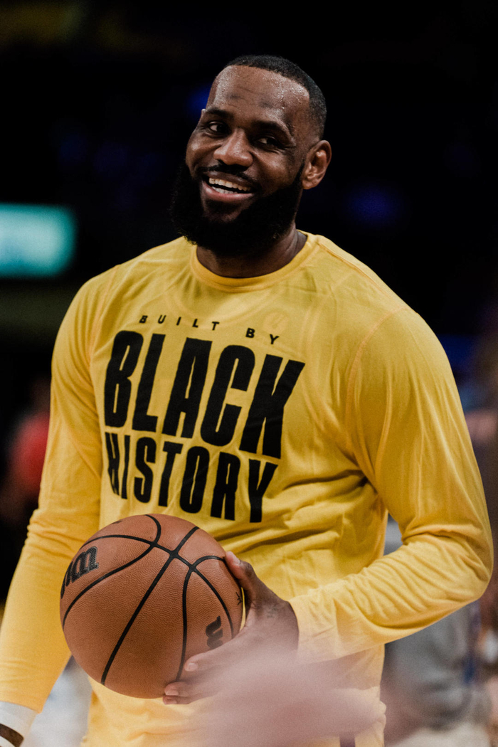 詹姆斯NBA直播中关键三分绝杀震撼球迷展现超级巨星风采