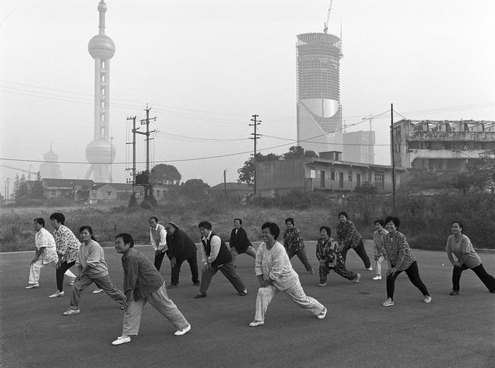 上海相册II｜作家“盲写”摄影师照片，构建更丰富上海记忆