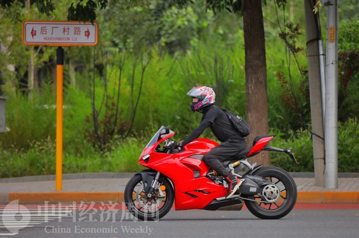北京摩托车年增超10万辆，他们为什么选择骑摩托上班？