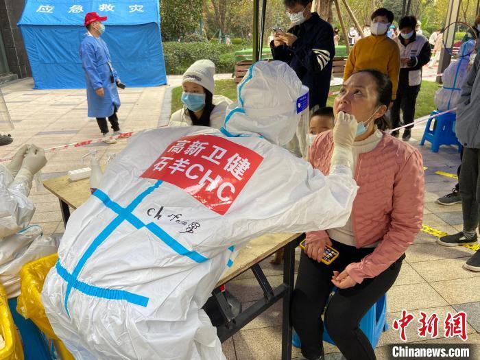 正在为居民做核酸检测的周颖欣。 受访者供图