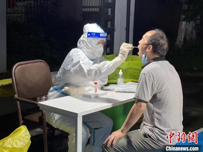 正在为居民做核酸检测的陈骏辉。 受访者供图
