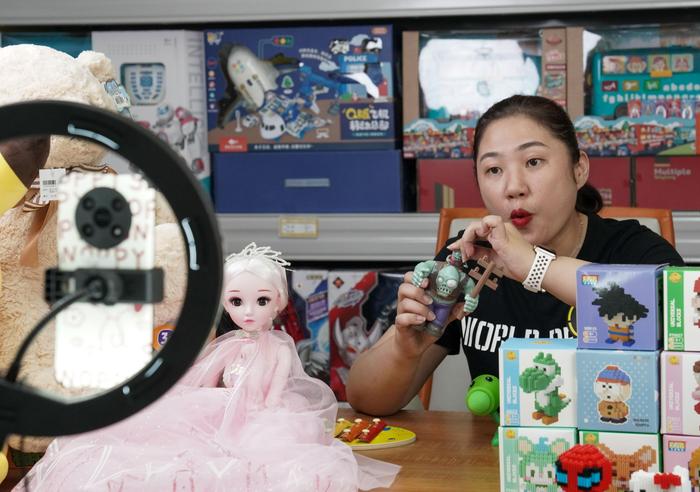 ▲5月28日,广西贵港义乌中国小商品智慧新商业产业园开业。图为商家在产业园中直播带货。图/IC photo