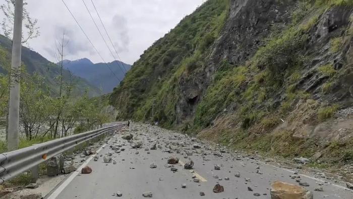 现场视频｜已有近200名官兵投入泸定地震抢险救援