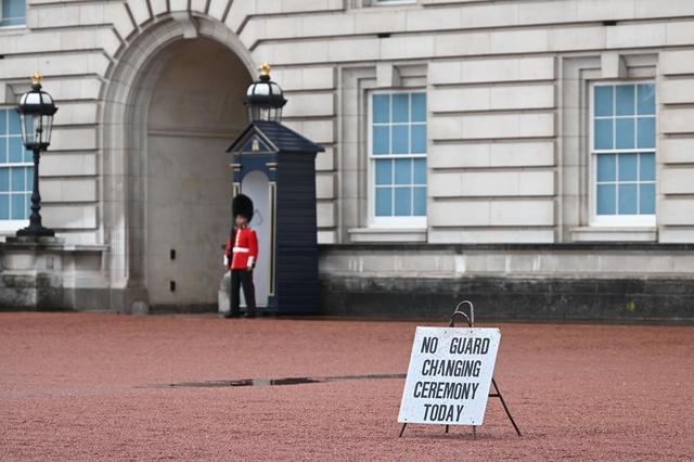 英媒：白金汉宫外出现写有“今天没有换岗仪式”标语牌，后被移除
