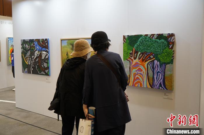 图为当地时间7日下午,市民在春秋馆参观艺术展。 刘旭 摄