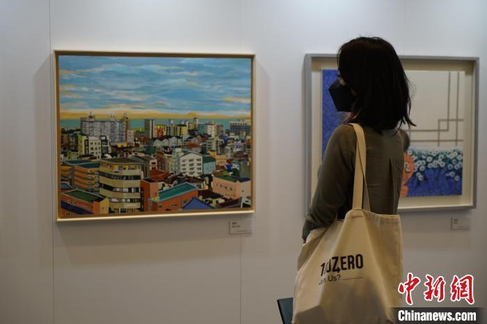 图为当地时间7日下午,市民在春秋馆参观艺术展。 刘旭 摄
