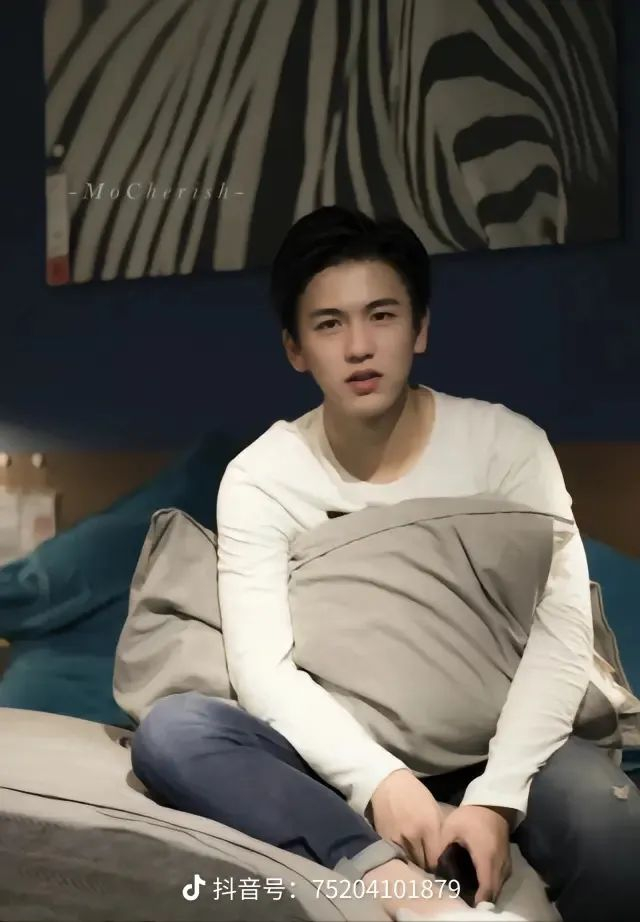 即使大学时期曾短暂胖过，但颜值也依旧在线的最重要的是，张凌赫成绩还