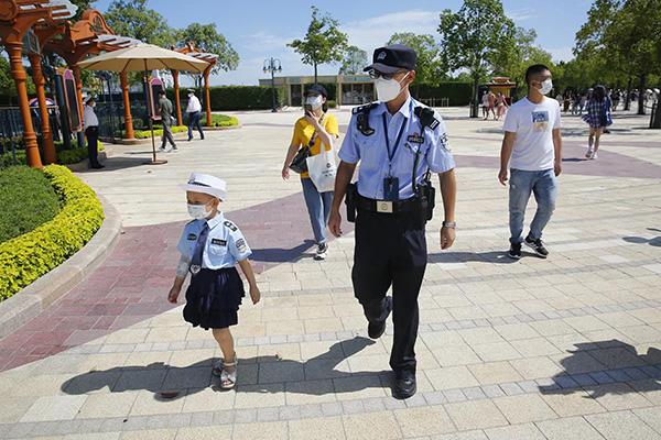 小女孩身患重症想当“小警察”，这群人在上海迪士尼帮她圆梦