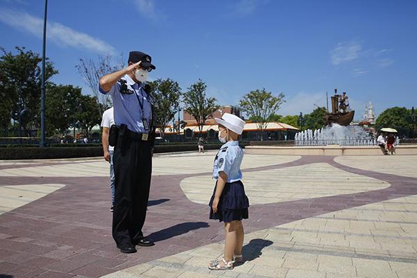 小女孩身患重症想当“小警察”，这群人在上海迪士尼帮她圆梦