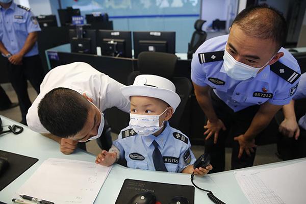 小女孩身患重症想当“小警察”，这群人在上海迪士尼帮她圆梦