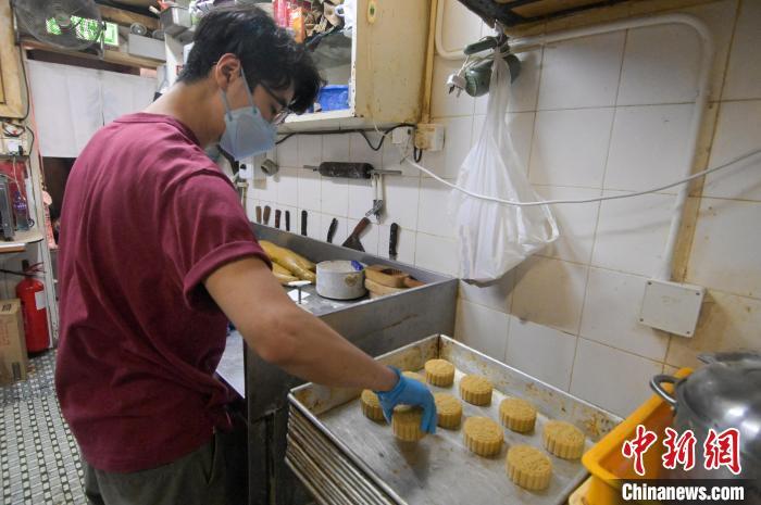 冰厅自制中秋月饼 香港年轻夫妇传承传统饮食文化