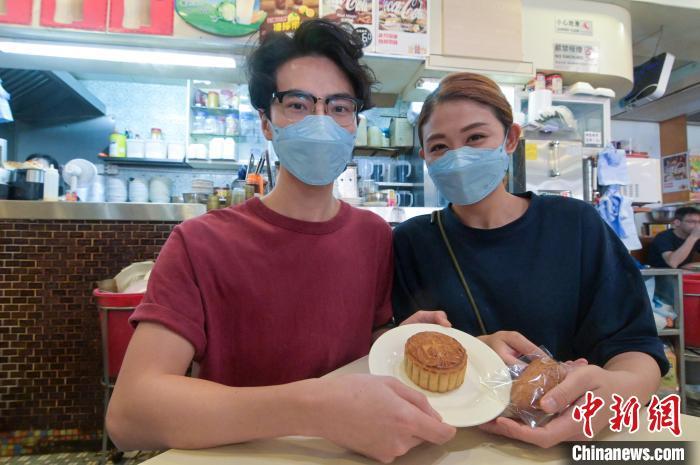 冰厅自制中秋月饼 香港年轻夫妇传承传统饮食文化