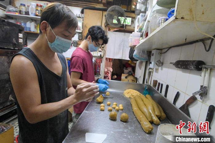 冰厅自制中秋月饼 香港年轻夫妇传承传统饮食文化