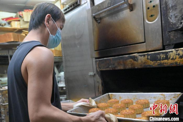 冰厅自制中秋月饼 香港年轻夫妇传承传统饮食文化