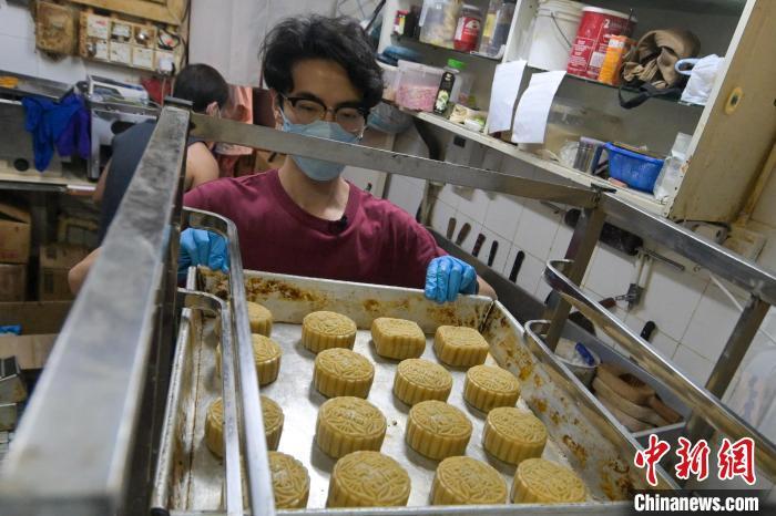 冰厅自制中秋月饼 香港年轻夫妇传承传统饮食文化