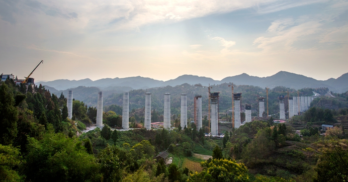 《建設中的石家沖四變二特大橋》組照一 綦波 攝