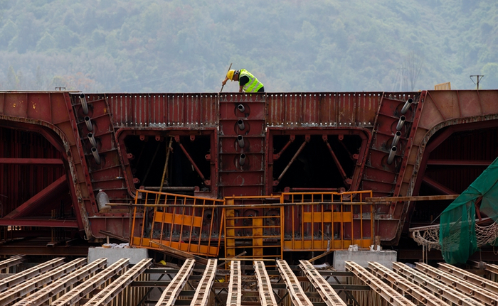 《建設中的石家沖四變二特大橋》組照二 綦波 攝