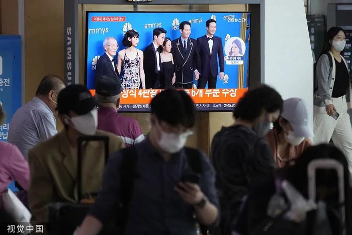 9月13日,在韩国首尔火车站的新闻节目中,电视屏幕展示了《鱿鱼游戏》的演员阵容。图源:视觉中国