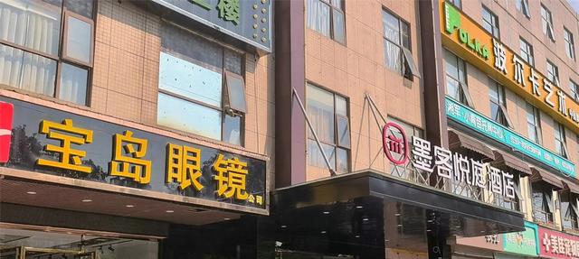 长沙小伙喝了口客房的“矿泉水”，发现竟是消毒液！酒店回应