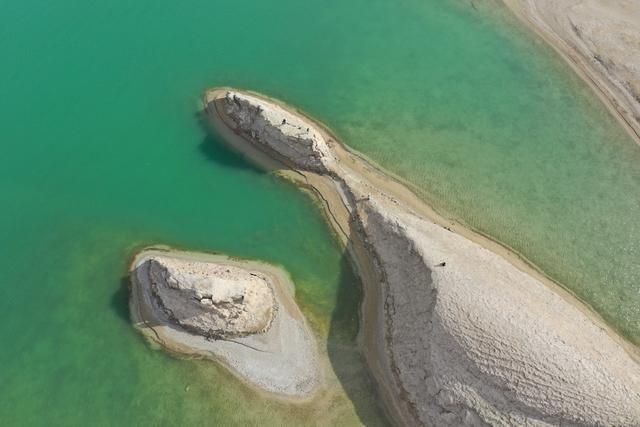 航拍青海海西州乌素特水上雅丹