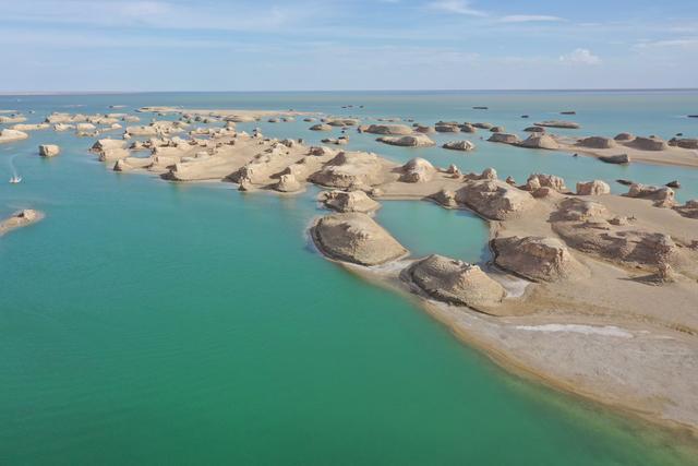 航拍青海海西州乌素特水上雅丹