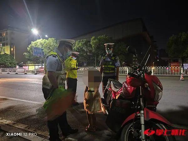 绝了！遭遇夜查酒驾，男子丢下孩子车子跑了